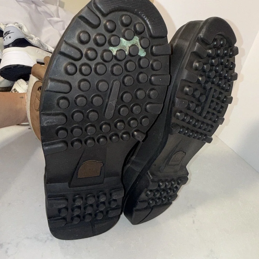 SOREL. CARIBOU WEATHERPROOF ROBUCK & LEATHER BOOTS SIZE  9